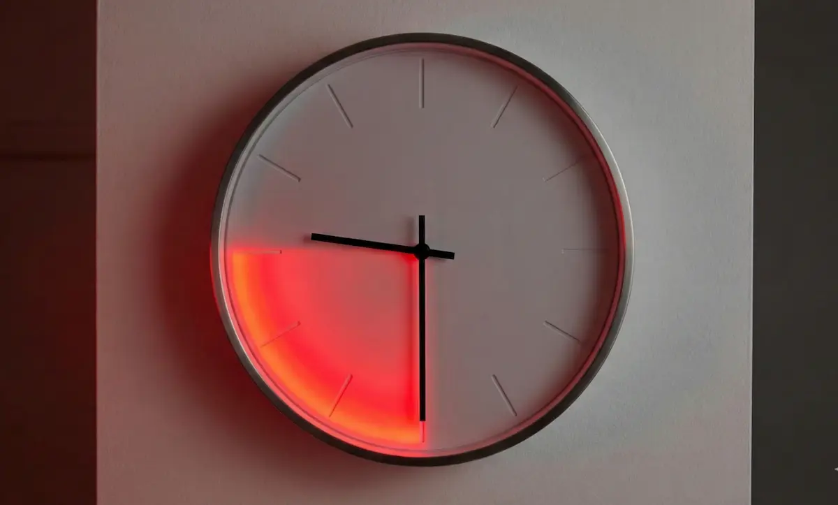 시계 페이스에서 9시부터 9시 30분까지의 부채꼴 영역이 붉은색(위험/중요)으로 강조된 이미지.