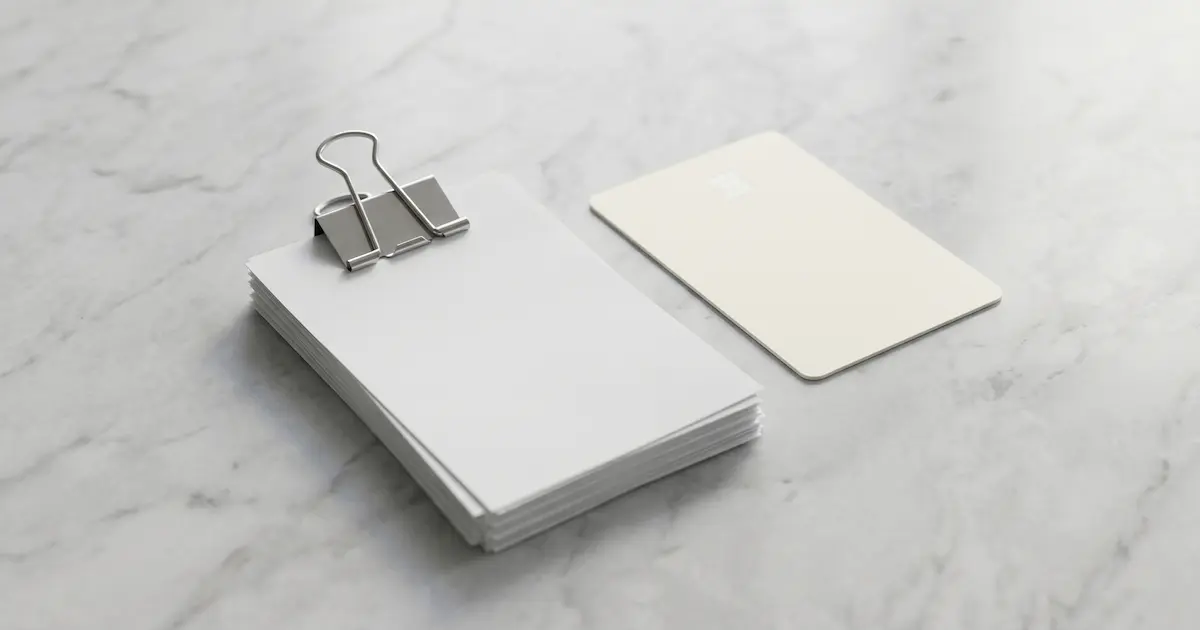 세련된 클립으로 묶인 영수증 뭉치와 신용카드